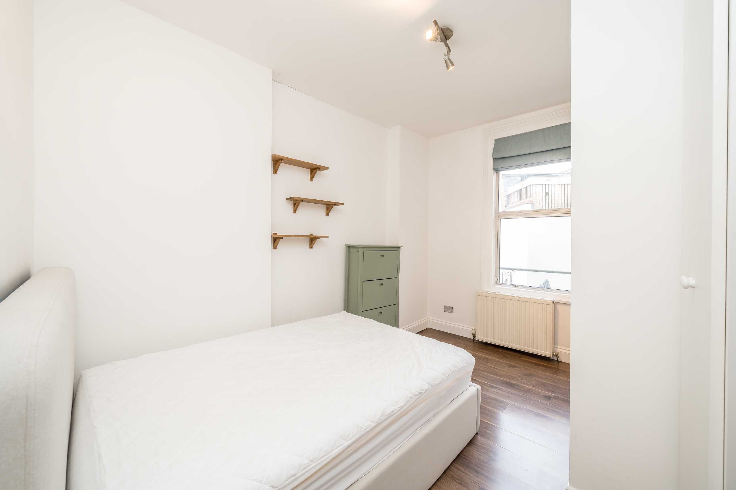 Flat Dawes Road in Greater London