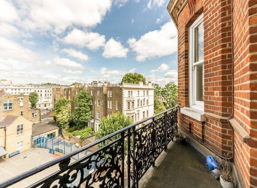 Flat Earl's Court Square in Greater London