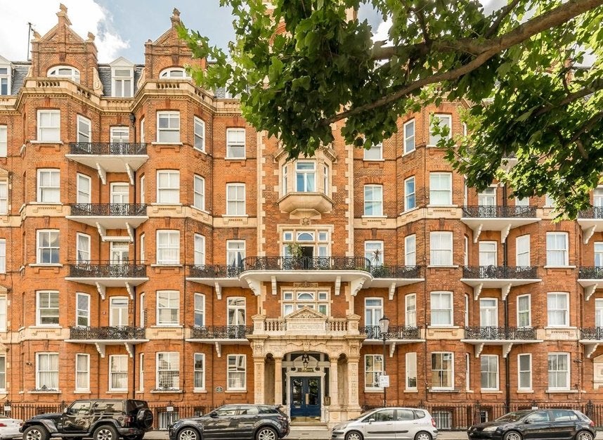 Flat Earl's Court Square in Greater London
