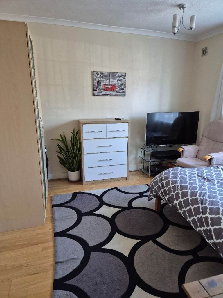 Flat Osborne Road in Greater London