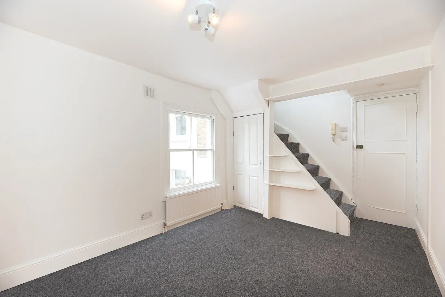 Flat Leander Road in Greater London