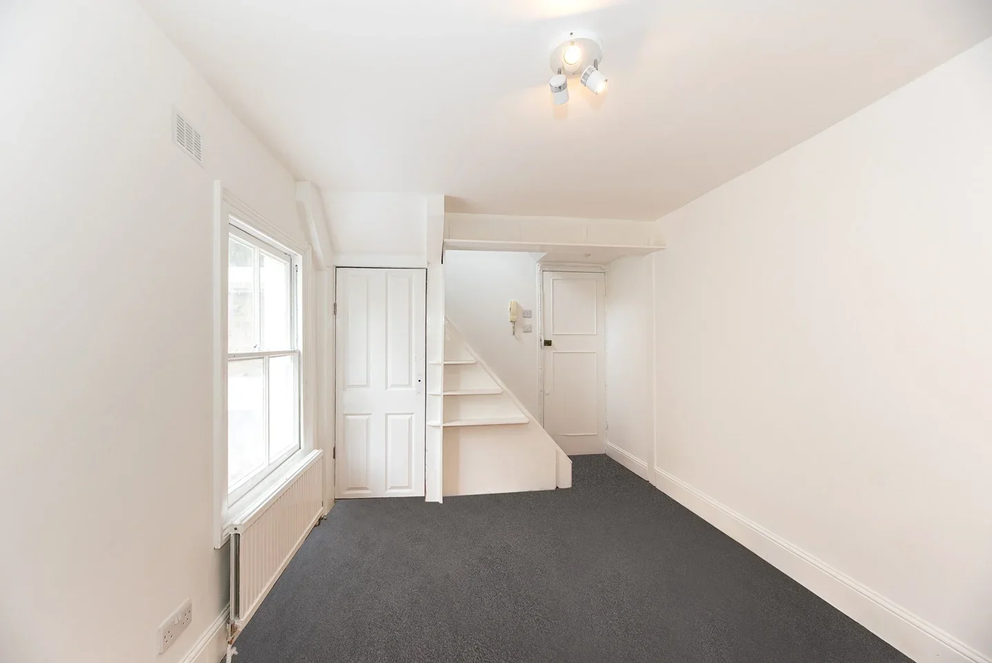 Flat Leander Road in Greater London