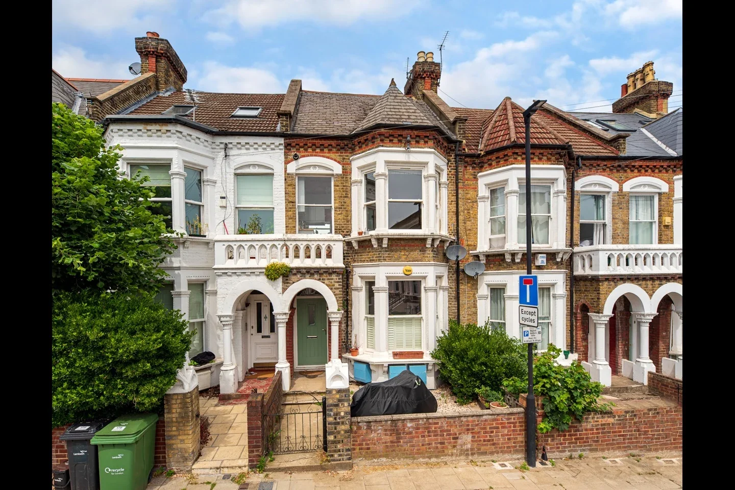 Flat Leander Road in Greater London