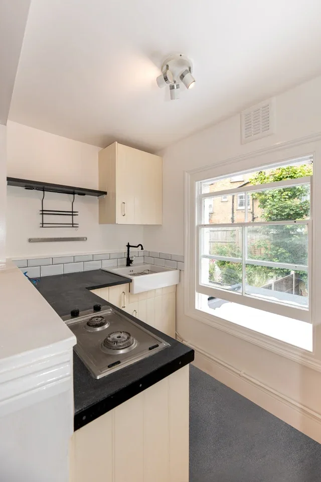 Flat Leander Road in Greater London