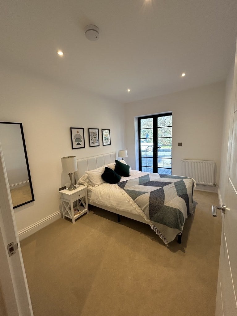 Flat Hollyfield Road in Greater London