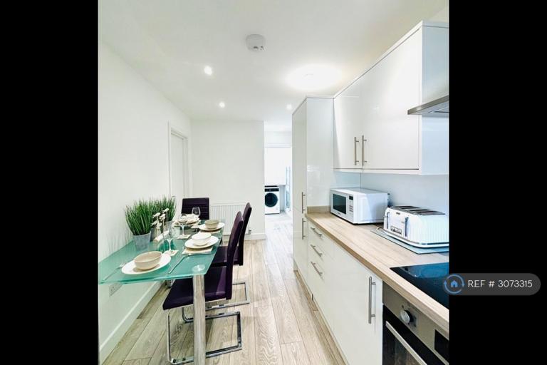 Flat Richmond Avenue in Arun