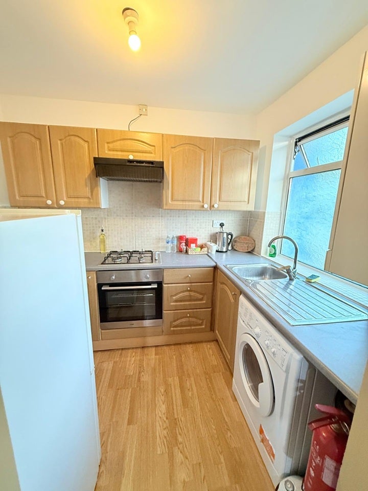 Flat Tokyngton Avenue in Greater London