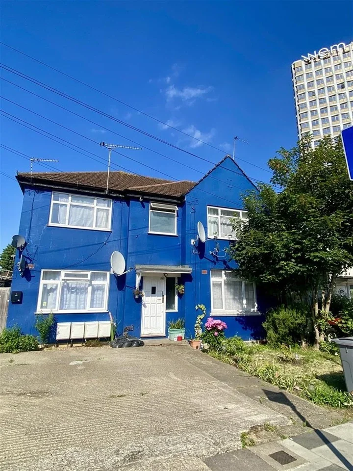Flat Tokyngton Avenue in Greater London