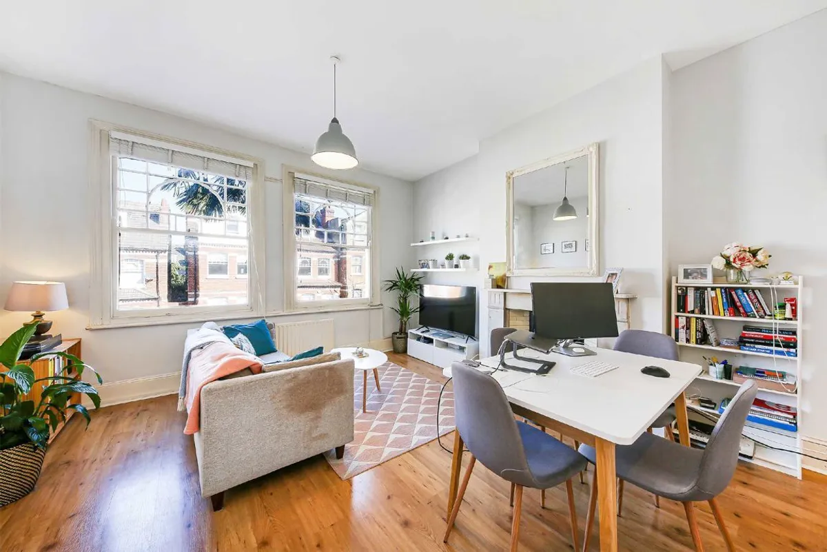 Flat Elmbourne Road in Greater London