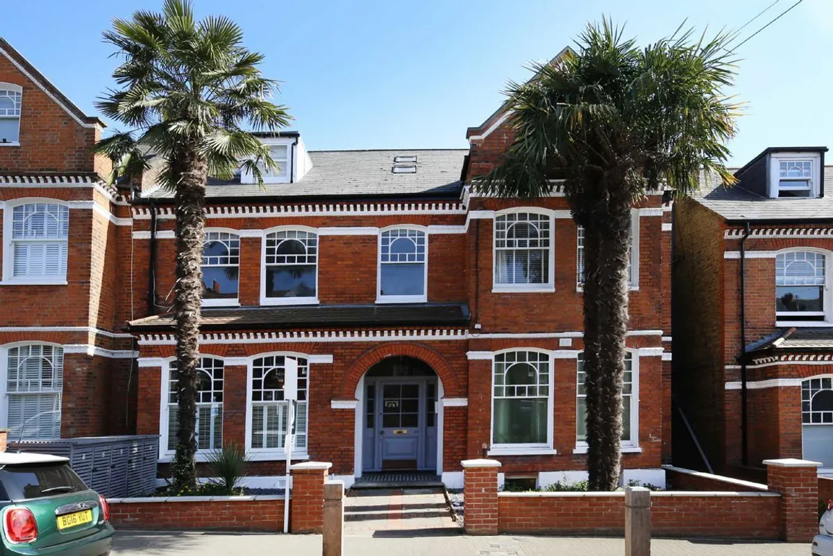 Flat Elmbourne Road in Greater London