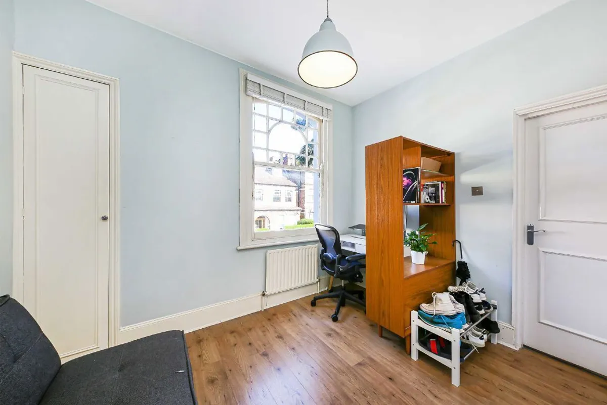 Flat Elmbourne Road in Greater London