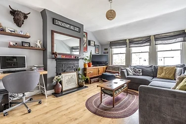 Flat Salford Road in Greater London