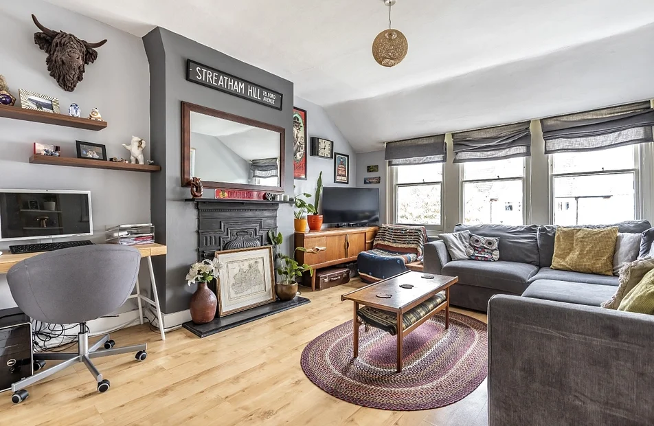 Flat Salford Road in Greater London
