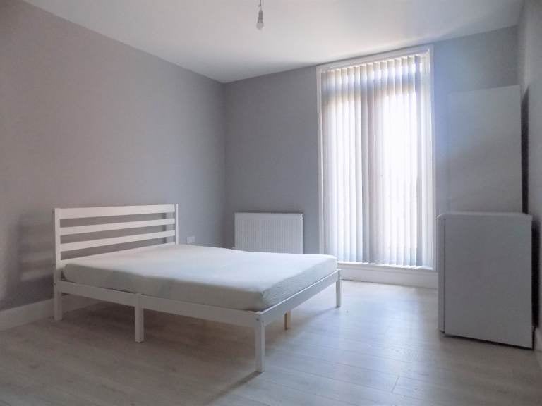 Room Biscot Road in Luton