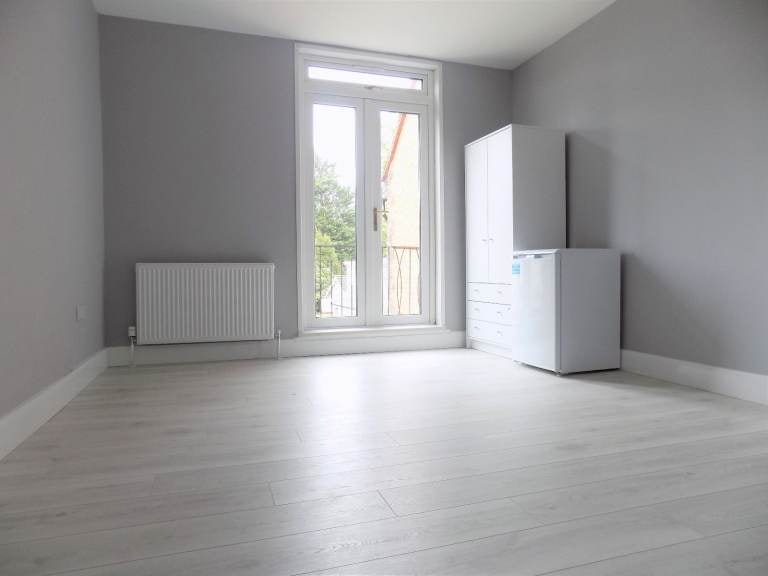 Room Biscot Road in Luton