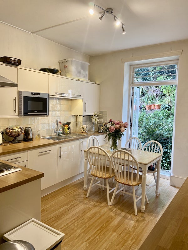 Flat Kelvedon Road in Greater London