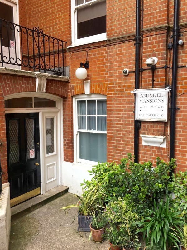 Flat Kelvedon Road in Greater London