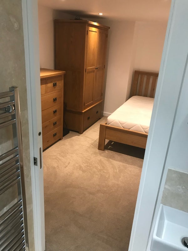 Room Tennyson Close in Crawley