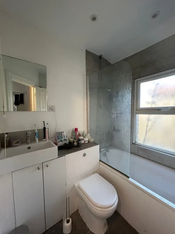 Flat Strathleven Road in Greater London