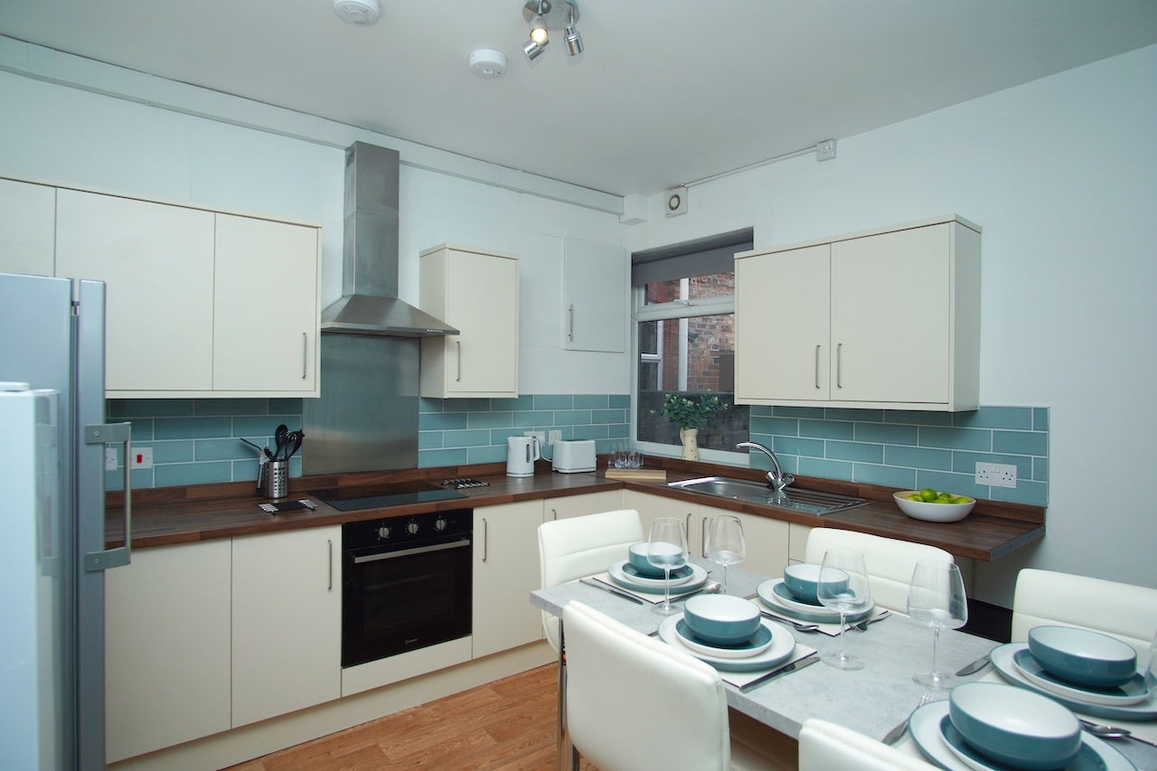 Room Chadwick Road in Salford