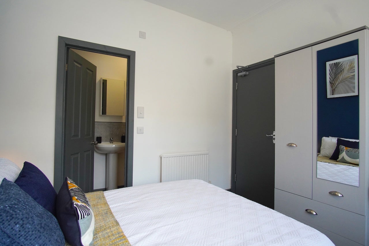 Room Chadwick Road in Salford