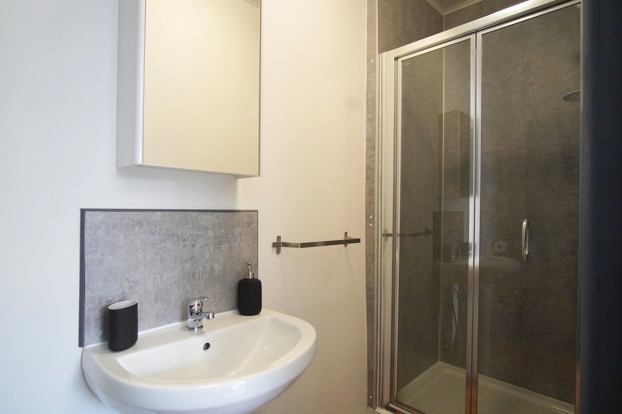 Room Chadwick Road in Salford