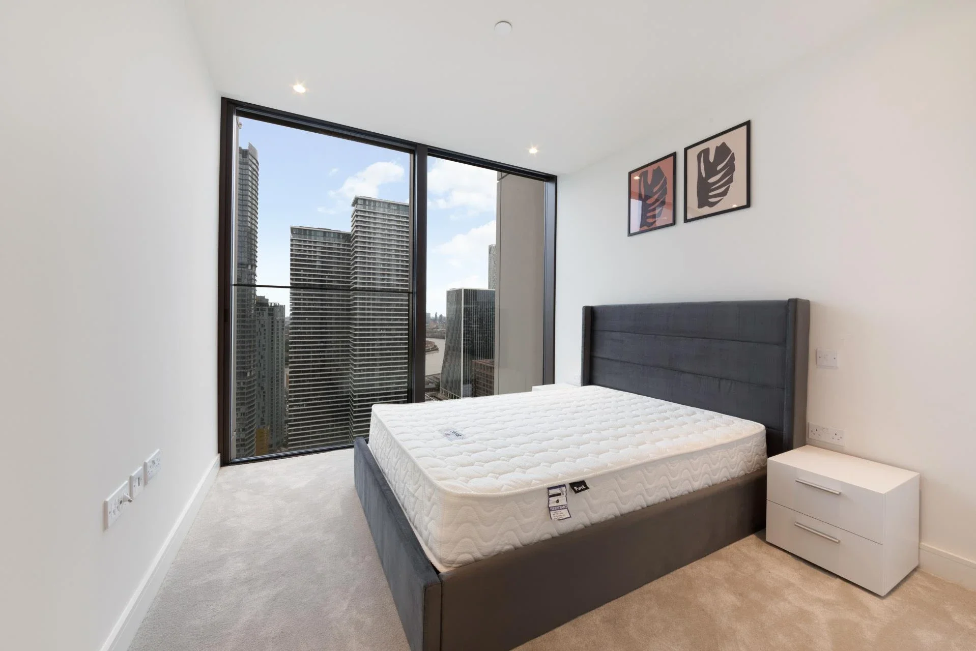 Flat South Quay Square in Greater London