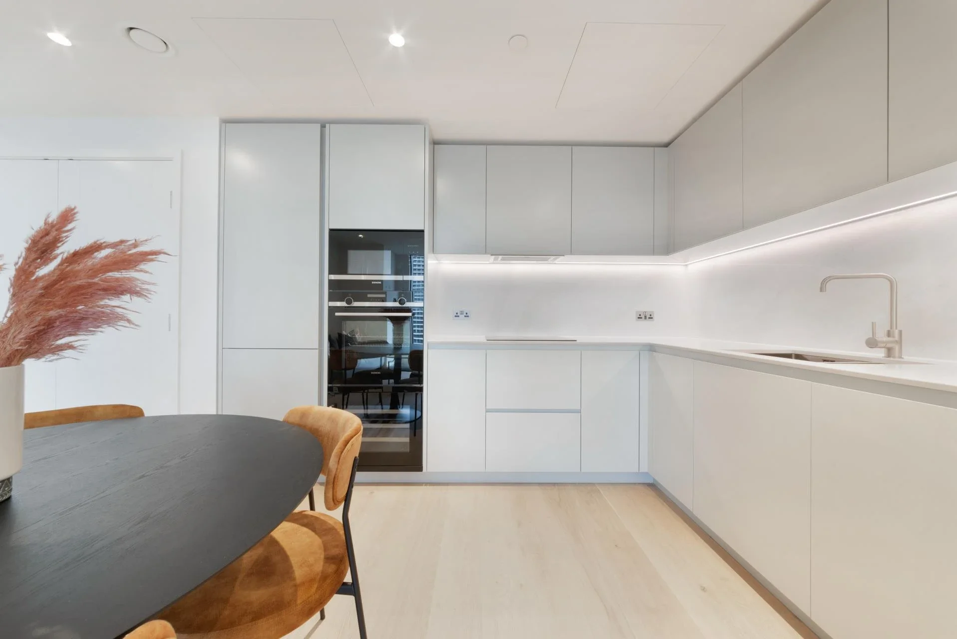 Flat South Quay Square in Greater London