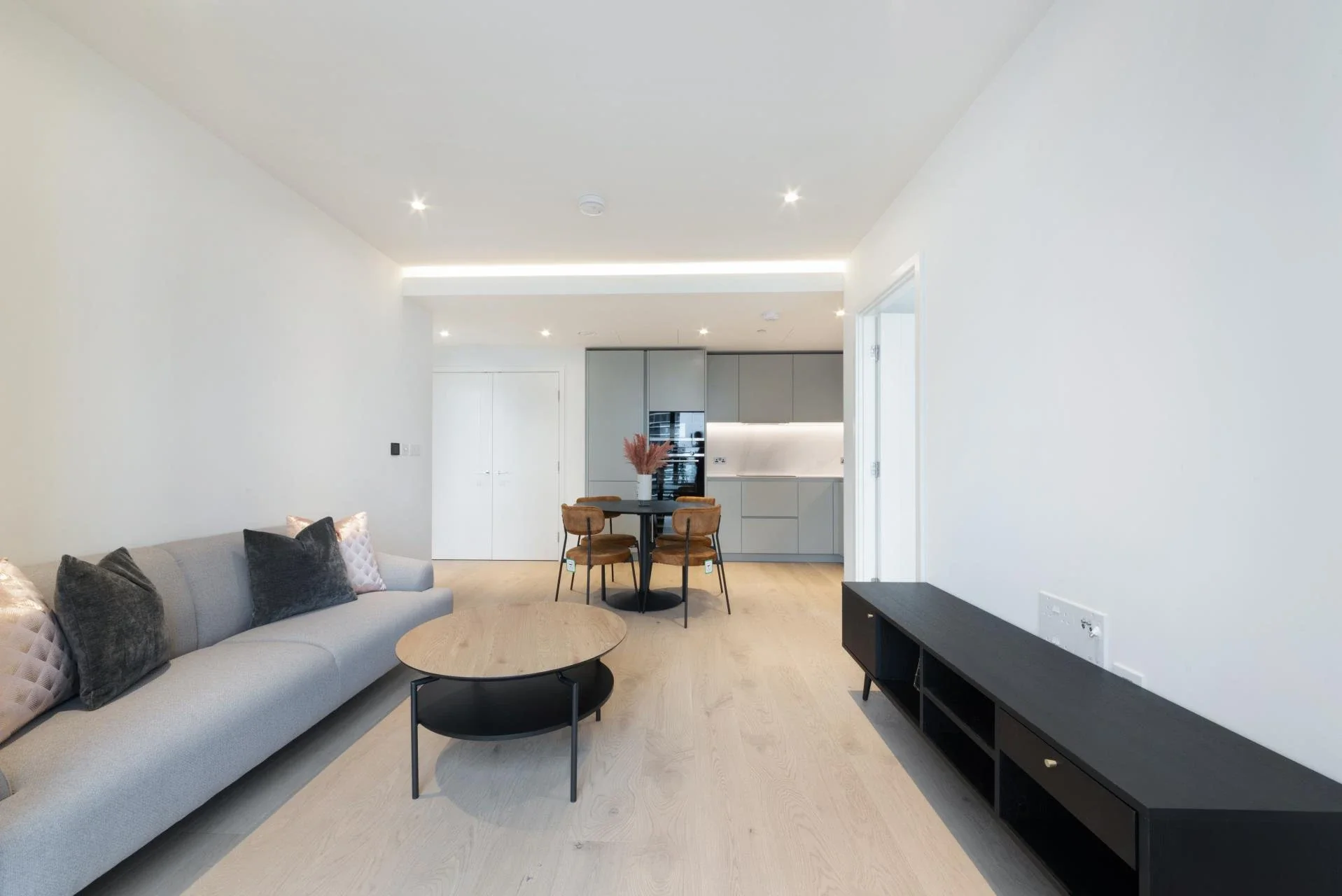 Flat South Quay Square in Greater London