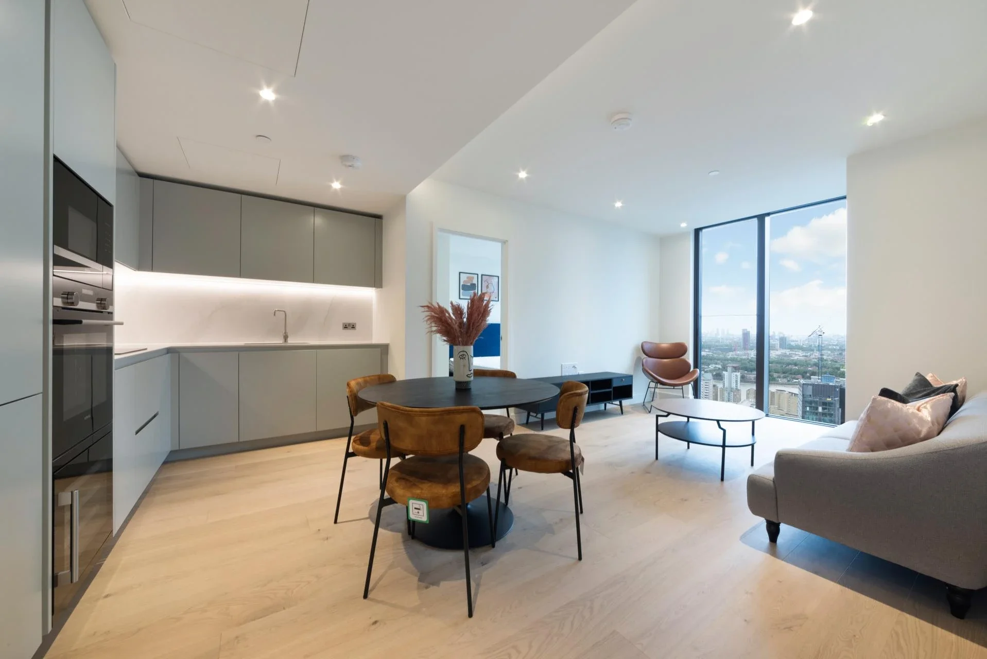 Flat South Quay Square in Greater London