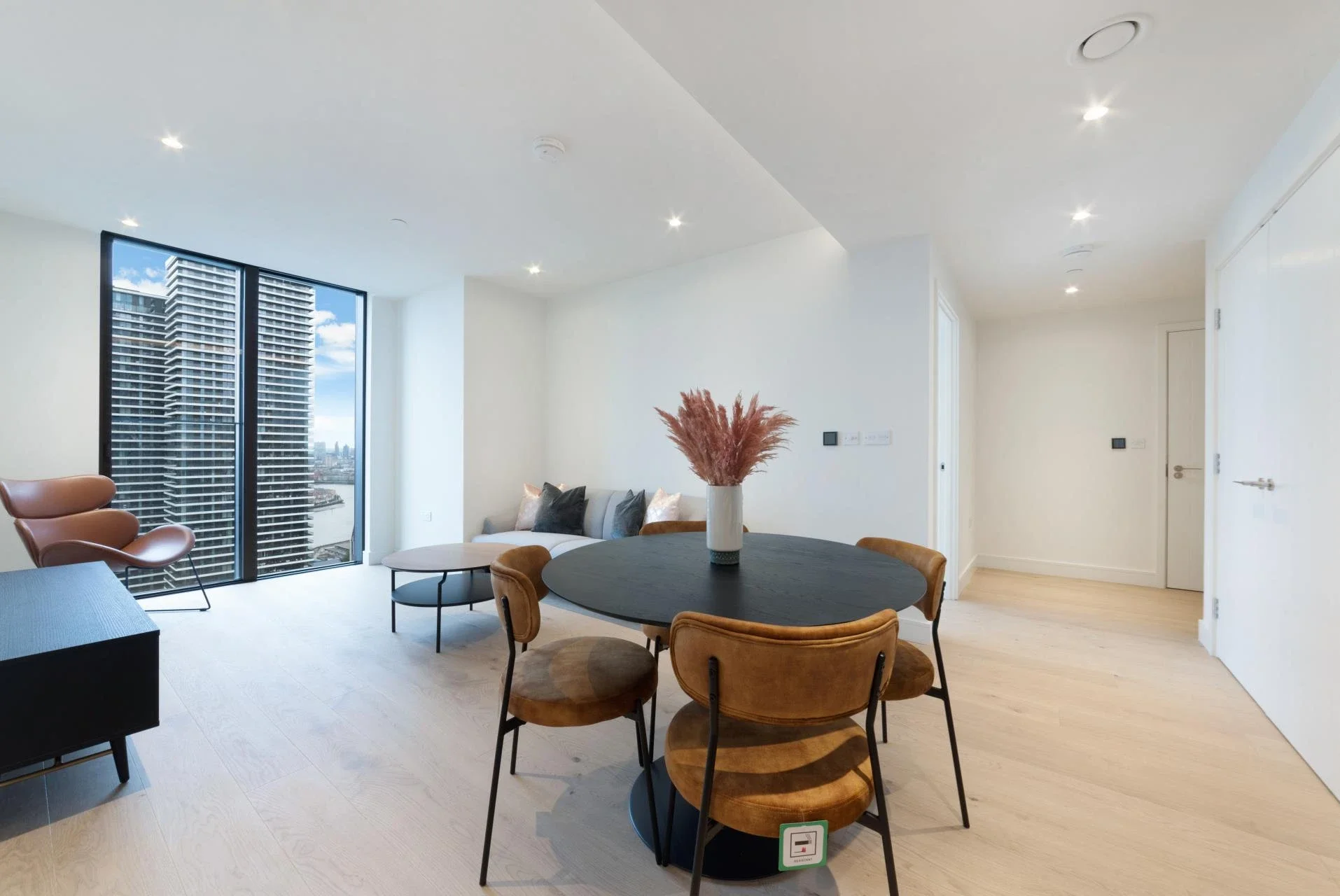 Flat South Quay Square in Greater London