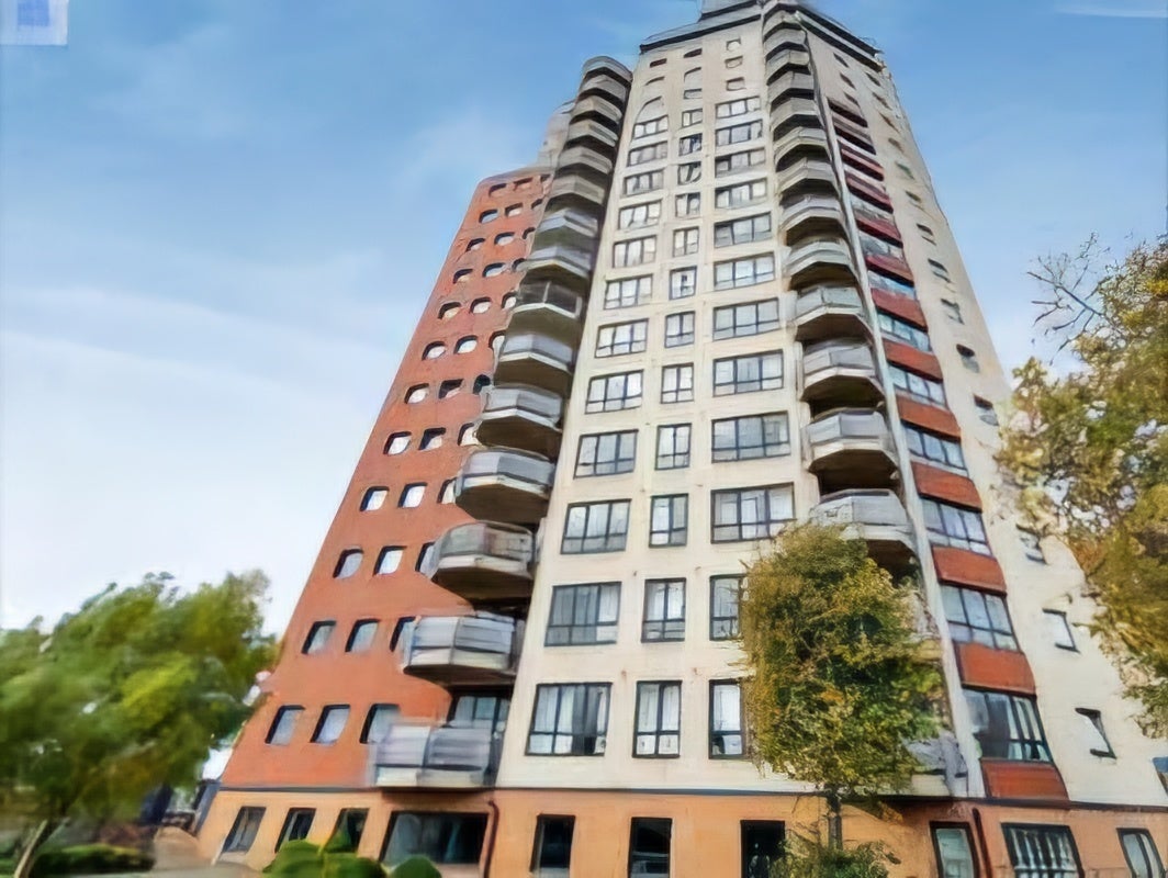 Flat Wards Wharf Approach in Greater London