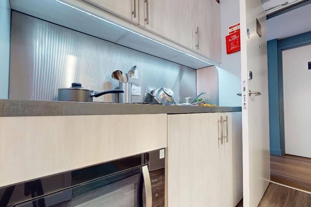 Room Commercial Road in Greater London