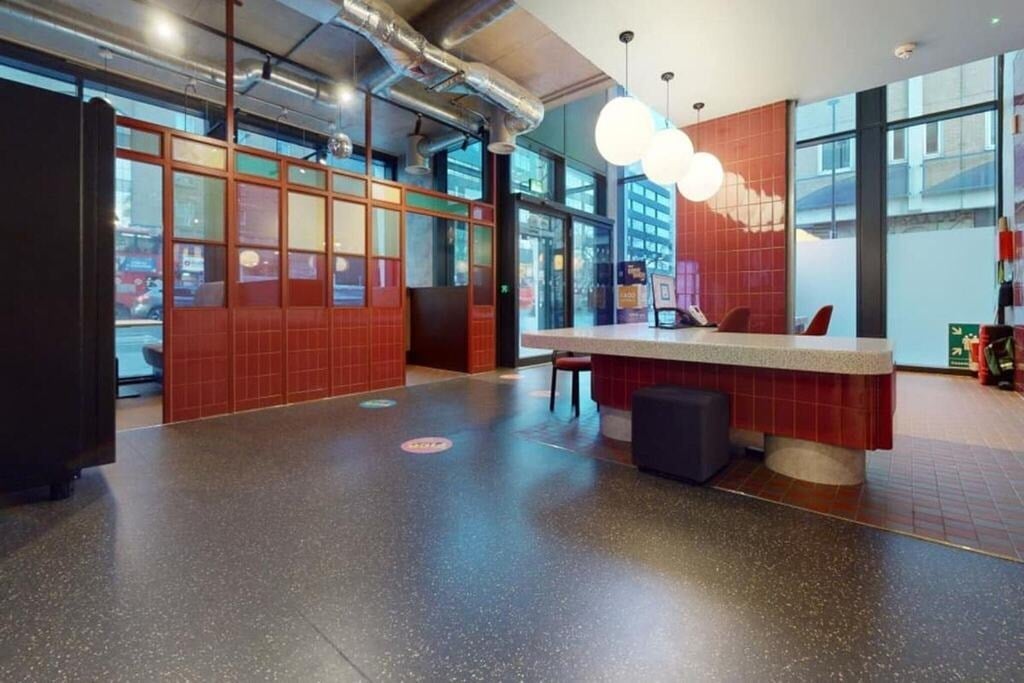 Room Commercial Road in Greater London