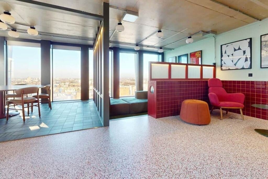 Room Commercial Road in Greater London