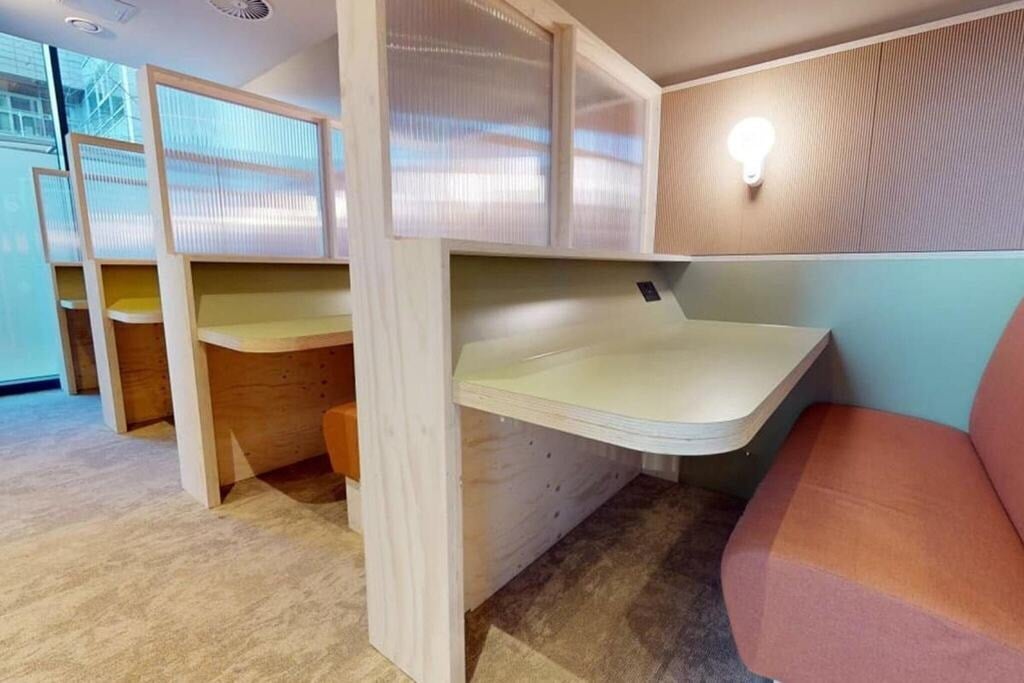 Room Commercial Road in Greater London