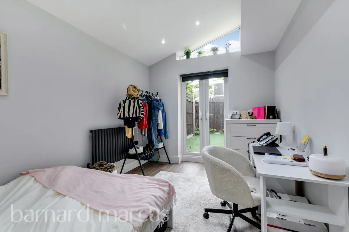 Flat Greyhound Lane in Greater London