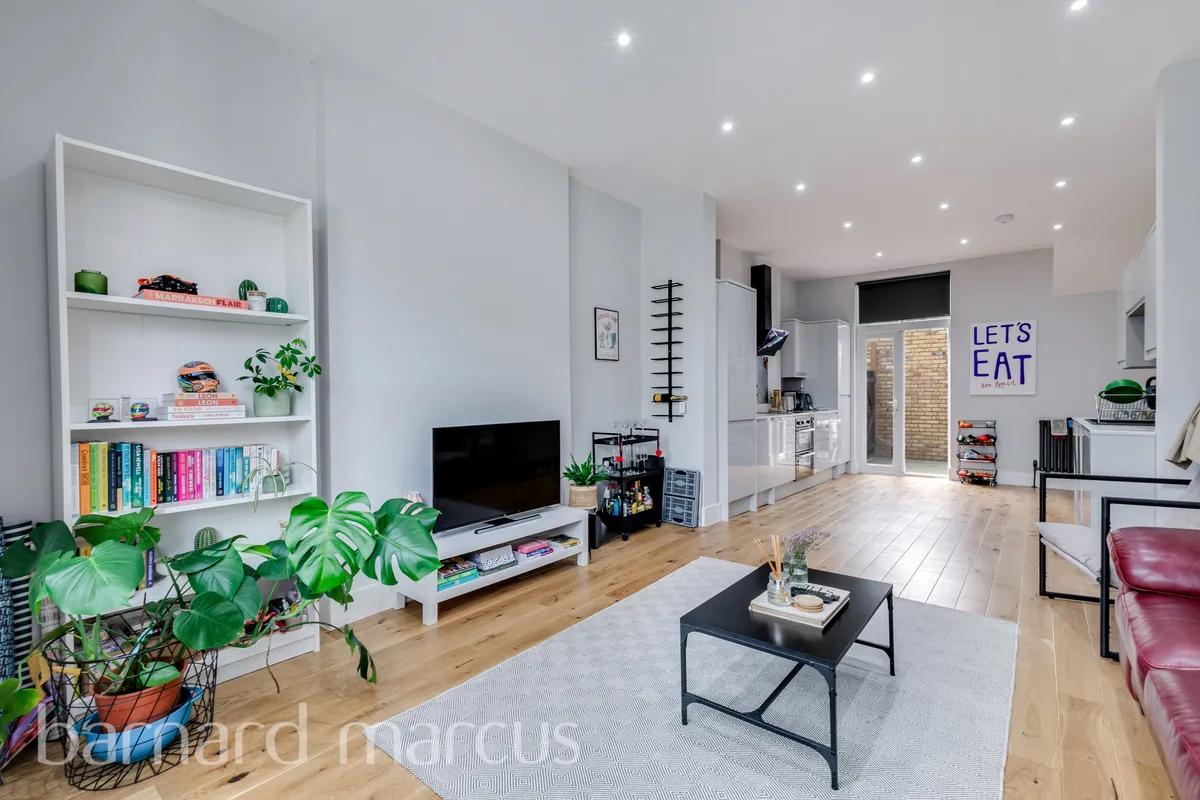 Flat Greyhound Lane in Greater London