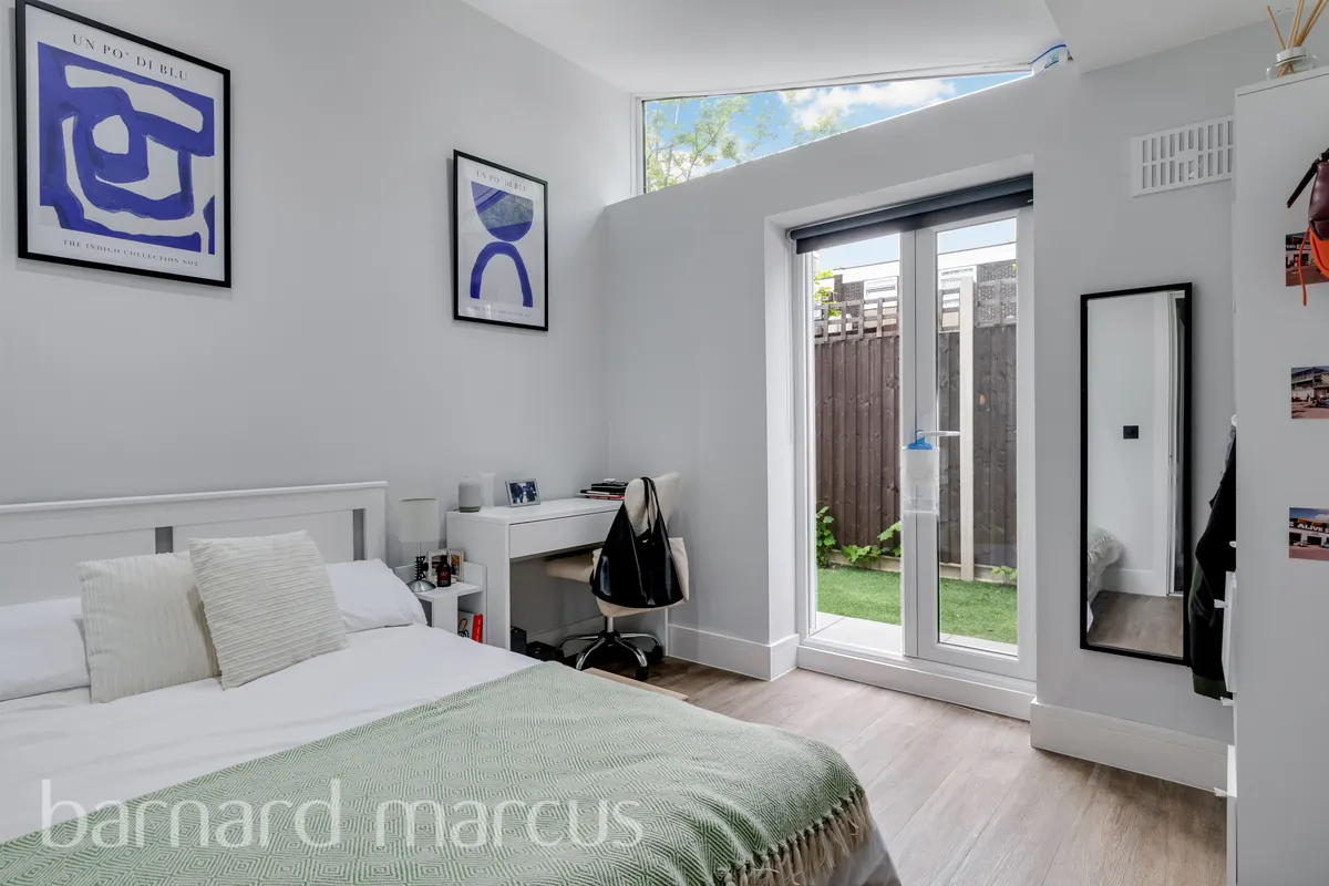 Flat Greyhound Lane in Greater London