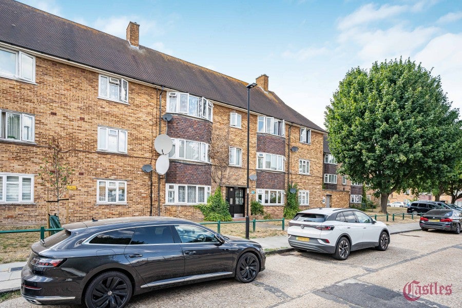 Flat Pentrich Avenue in London