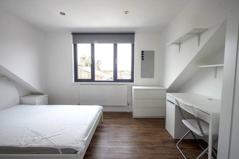 Room South Grove in Greater London