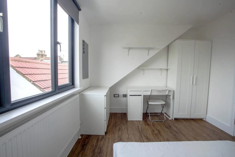 Room South Grove in Greater London