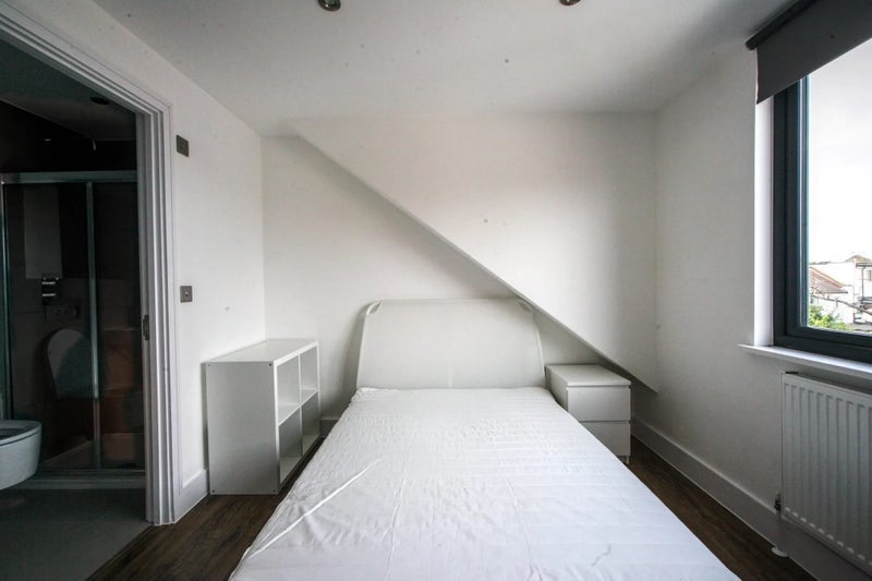 Room South Grove in Greater London