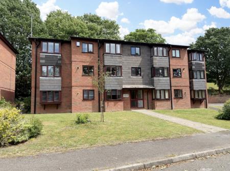 Flat Redan Gardens in Rushmoor
