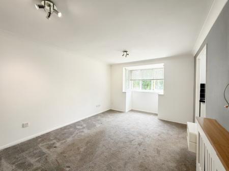 Flat Redan Gardens in Rushmoor