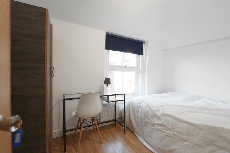 Room Court Street in Greater London