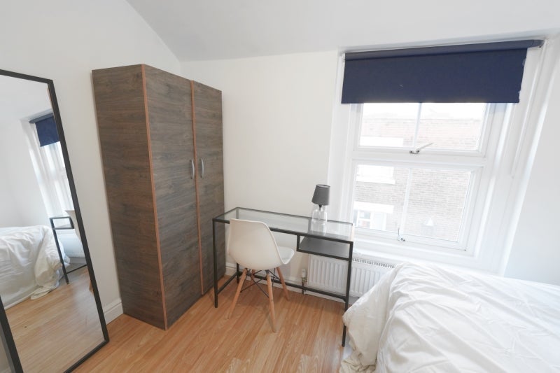 Room Court Street in Greater London