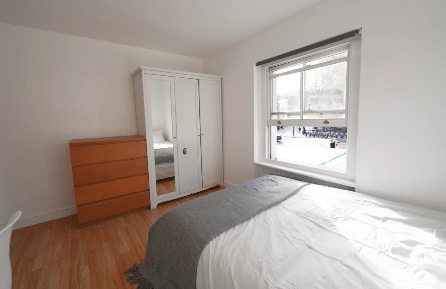 Room Court Street in Greater London