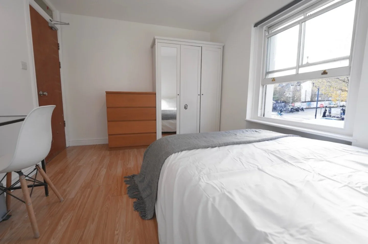 Room Court Street in Greater London