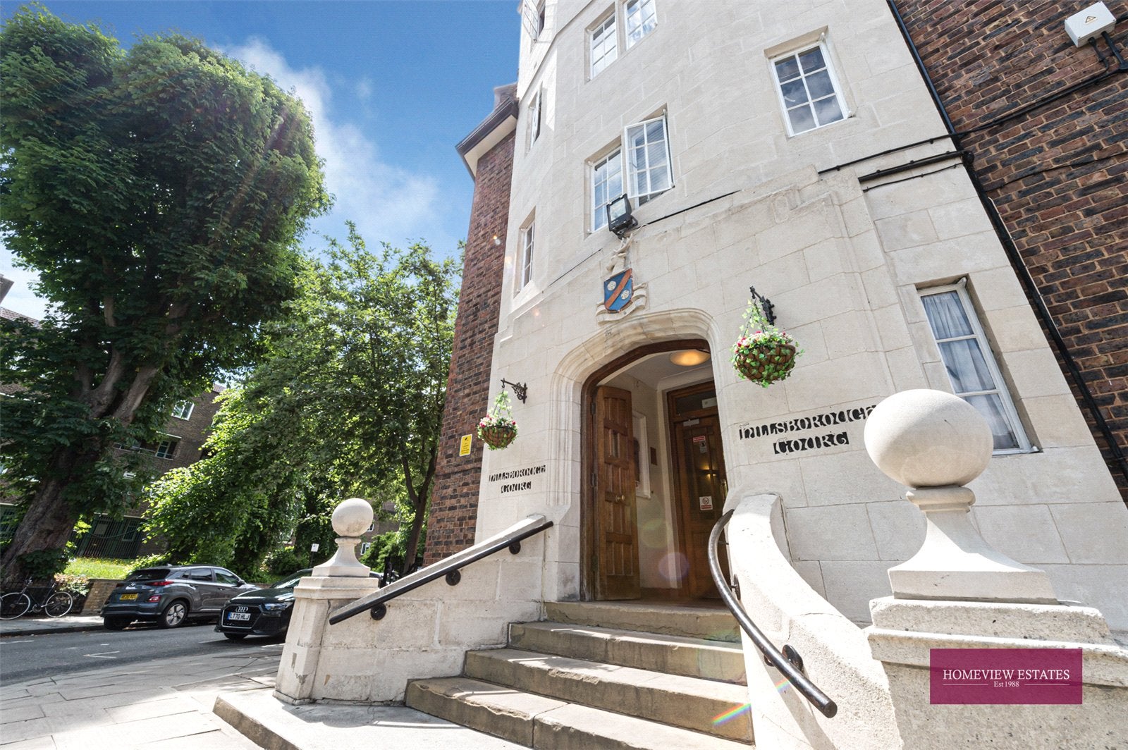 Flat Mortimer Crescent in Greater London